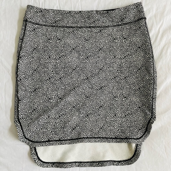 LULULEMON City Skirt Floral Dahlia Pattern Tube Skirt (Black + White, Size: 4) - Picture 10 of 15